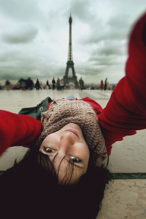 40 Creative Self Photography Ideas Creative Self Portraits, Wow Photo, Self Photography, Photos Originales, Model Pose, Self Portrait Photography, Foto Tips, The Eiffel Tower, Jolie Photo