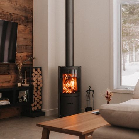 The Stûv 30 offers wood stove lovers a multitude of new possibilities: efficient heating, a great view of the fire, a heat accumulator, 360 rotation, and even year-round BBQ.Outstanding due to its many features, the Stûv 30 is also appreciated for its perfect balance between pleasure and performance. #fireplace #fireplaceideas #bestfireplace #modernfireplace #traditionalfireplace #livingroomfireplace #interiordesign #design #homedecor #architecture #livingroom #interiors #renovation #homedes... Corner Log Burner, Small Wood Stoves, Modern Log Burners, Wood Burning Stove Corner, Corner Wood Stove, Woodburning Stove Fireplace, Small Wood Burning Stove, Wood Burner Fireplace, Wood Burning Stoves Living Room