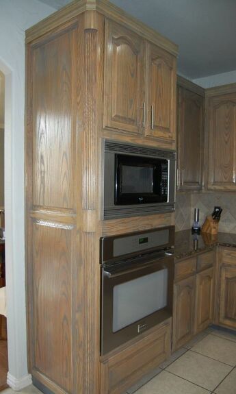 My oak kitchen cabinets were the original color of brown and looked really dated. I know that white is a big color for cabinets these days, but I just couldn't bring myself to paint the oak cabinets. I like white cabinets, but I know from our lakehouse reno that they are more work to keep clean. Every single spec of food and dirt shows up...Here are the before photos:   Step 1 ~ Design and PlanningLight is also an issue in my kitchen, I needed a brighter/lighter look.&nb… Refinish Oak Cabinets, Refinishing Oak Cabinets, Updating Oak Cabinets, Refinish Wood Furniture, Honey Oak Cabinets, Budget Kitchen Makeover, Kitchen Cupboards Paint, Cabinet Trim, Oak Kitchen Cabinets