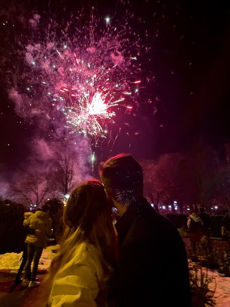 Couple Partying Aesthetic, New Years Pics With Boyfriend, New Years Couple Aesthetic, Diwali Couple Aesthetic, New Year Photoshoot Ideas Couple, New Years Eve Photoshoot Ideas Couple, New Year Couple Aesthetic, Sylwester Aesthetic, Diwali Couple Pics Aesthetic