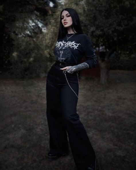 Gothic Streetwear Fashion, Gothic Outfits For Women Casual, Classy Gothic Outfits For Women, Black Metal Outfits Women, Gothic Looks Outfits, Casual Goth Outfits Women, Metal Style Outfits, Goth Looks Outfits, Gothic Casual Outfits