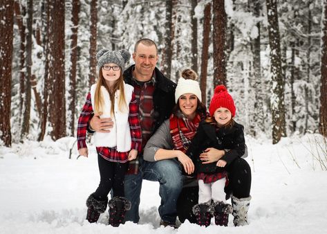 Snow Christmas Pictures Family Photos, Family Snow Photoshoot, Snowy Family Photos, Costumes Brunette, Pepper Photography, Family Dog Photos, Winter Family Photoshoot, Halloween Costumes Brunette, Christmas Pictures Outfits