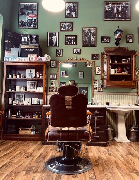 Old Barber Shop Vintage, Traditional Barber Shop, Old School Barbershop, Cool Barber Shop Ideas, Old School Barber Shop Decor, Old Fashion Barber Shop, Americana Bathroom, Old School Barber, Local Barber Shop