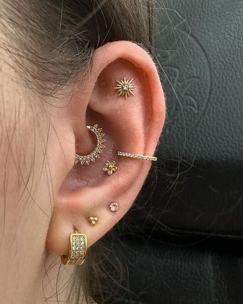 Feeling golden with this ear curation from @invictus_bodyjewelry   Ear curation by @piercernomercy_  Soho, Union Square, and Williamsburg  11AM-9PM 7 DAYS A/W🕘 WALK-INZ OR BOOK ONLINE..📕 TATTOOS & PIERCINGS, NO ATTITUDE, NO MISERABLE HOOPS TO JUMP THROUGH....🚫 WALK-INZ WELCOME OR BOOK ONLINE AT ⚔️livebytheswordtattoo.com⚔️ . . . . #livebythesword #earcuration #goldjewelry #goldearcuration #piercings Both Ears Pierced Ideas Simple, Ear Piercings Locations, Quadruple Ear Piercing, Vertical Piercing Ears, Cute Flat Piercings, Piercing Ideas For Small Ears, Stacked Flat Piercing, Ear Piercings Left And Right, Ear Piercing Constellation