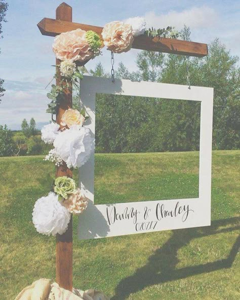 Props For Events, Wedding Frame Photo Booth, Photo Booth For Weddings, Small Summer Wedding Ideas, Photo Area For Wedding, Photoframes Photography, Secret Garden Party Theme, Photoboth Mariage, Low Cost Wedding Ideas Decor