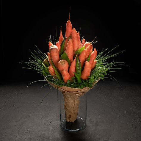 EQUESTRIAN GIFT IDEA (last minute): Buy a bag of carrots and wrap them like they were a bouquet of flowers or gift a bag of feed or gift certificate to their local feed store for all the misc items horse ownership and farm life come with? It's the thought that counts! Whole Foods Bouquet, Vegetable Flower Bouquet, Meat Stick Bouquet, Vegetable Bouquet Diy, Vegetables Bouquet Ideas, Feed Store, Horse Ownership, Equestrian Gifts, Gift Certificates