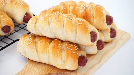 How to make a sausage bread rolls. This recipe yields 16 sausage bread rolls. Here’s… The post Sausage Bread Rolls Recipe appeared first on Recipe book. Roll Dough Recipe, Homemade Sausage Rolls, Farm Recipes, Pretzel Recipe, Sausage Rolls Recipe, Sausage Bread, Bread Dough Recipe, Dog Bread, Stuffed Bread