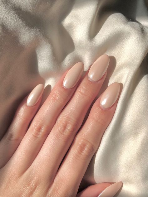 DIY easy nail idea | vanilla chrome nails | clean girl nails | self gel nail 💗 Uñas Old Money, Vanilla Girl Nails, Nail Polish Pictures, Vanilla Chrome Nails, Vanilla Nails, Latte Nails, Nail Jelly, Nails Clean, Chrome Nail Polish