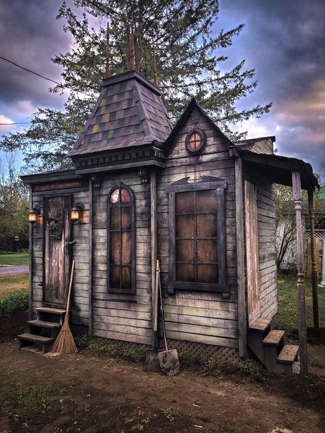 Haunted Shed Ideas, Halloween Tiny House, Haunted Playhouse Ideas, Gothic Shed, Outdoor Haunted House Ideas, Haunted House Exterior, Haunted Playhouse, Halloween Cabin, Witch House Halloween