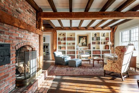 5 Luxury New England Farmhouses for Sale - New England New England House Interior, New England Farmhouse Interior, New England Decorating Style, New England Cabin, Historic Remodel, New England Style Homes, Chatham Bars Inn, Woodstock Vt, Farm Road