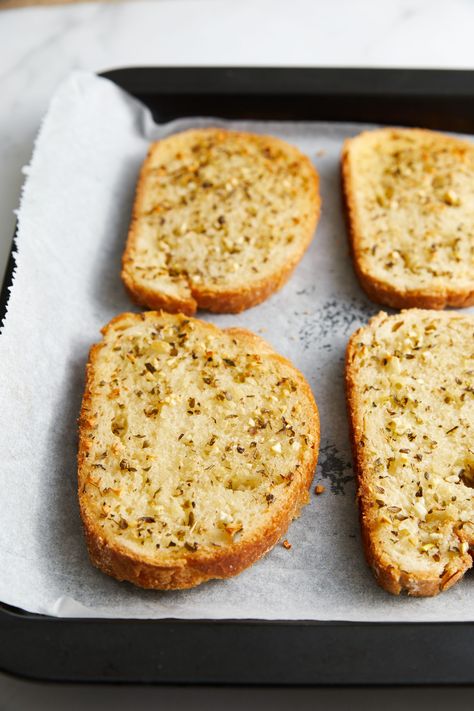 User-friendly and oh-so-yummy garlic toast, not to be confused with garlic bread…coming your way! It's the perfect side for anything... Garlic Toast With Bread, Garlic Toast Recipe, Garlic Toast, Dairy Free Low Carb, Snack Smoothie, Slow Cooker Pasta, Easy Healthy Eating, Low Carb Vegetarian, Slow Cooker Soup