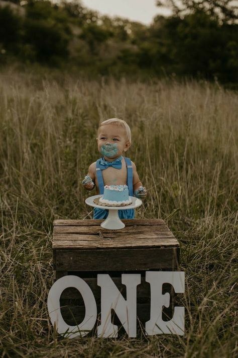 Teepee Cake Smash, Teepee Photo Shoot, Cakesmash Boy, Cake Smash Outdoor, Number One Balloon, Teepee Cake, Cake Smash Ideas, Cake Smash Boy, Outdoor Teepee