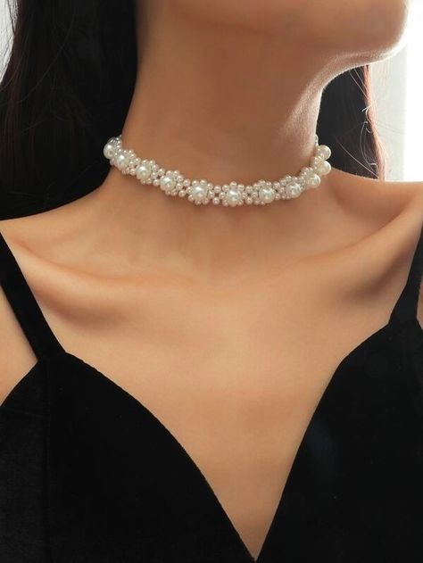 Pearl Necklace Shein, Diy Pearl Necklace Choker, Fancy Beaded Necklaces, Modern Pearl Necklace Design, Beads Necklace Design, Pearl Necklace Diy, Diy Pearl Necklace, Perls Jewellery, Beaded Pearl Necklace