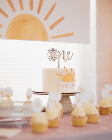 365 Days Of Sunshine Birthday, Sun Cake First Birthday, First Birthday Cake Sunshine, Boho You Are My Sunshine Birthday Party, Sunrise Balloon Arch, 1st Year Around The Sun Birthday Cake, Sun 1st Birthday Cake, Sun First Birthday Theme, Sun Theme 1st Birthday