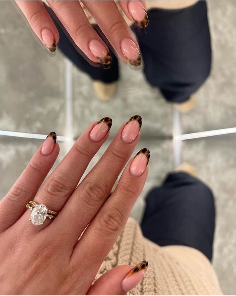 Short Nails For Sports, Short Square Nail Designs Trending Now, Neutral French Nails, Birthday Nails Almond Shape, Drake Motivation, Model Pilates, Y2k Tiktok, Fall Almond Nails, Outfits Asian