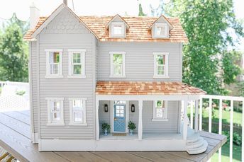 Farmhouse Dollhouse Ideas, Doll House Exterior Ideas, Dollhouse Exterior Ideas, Dollhouse Wall, Dollhouse Inspiration, Dollhouse Design, Modern Dollhouse Furniture, Blue Floral Wallpaper, Girls Dollhouse