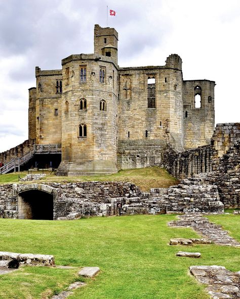 Warkworth Castle and Hermitage. Warkworth Castle, Classic Architecture, Knights, Great Britain, Wales, Castle, England, Road, House Styles