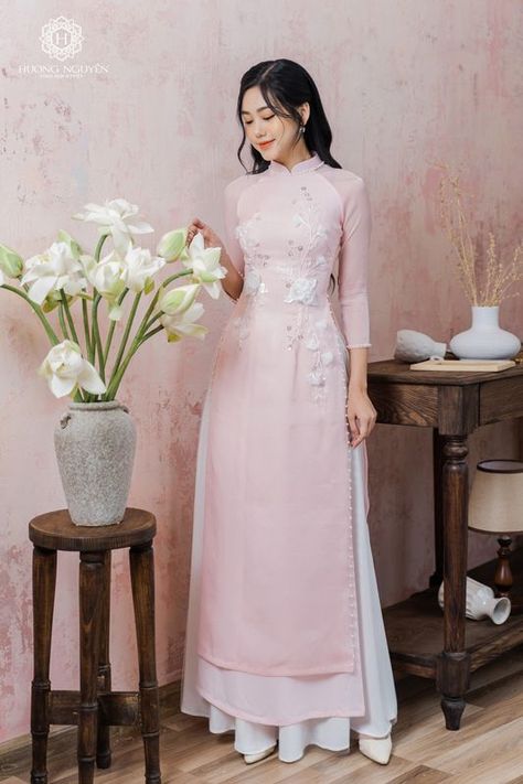 Chinese Kurti Design, Pretty Ao Dai, Ao Dai Vietnamese Aesthetic, Vietnamese Ao Dai Modern, Ao Dai Plus Size, Modern Ao Dai Fashion Street Styles, Ao Dai Tet, Ao Dai Aesthetic, So Dai