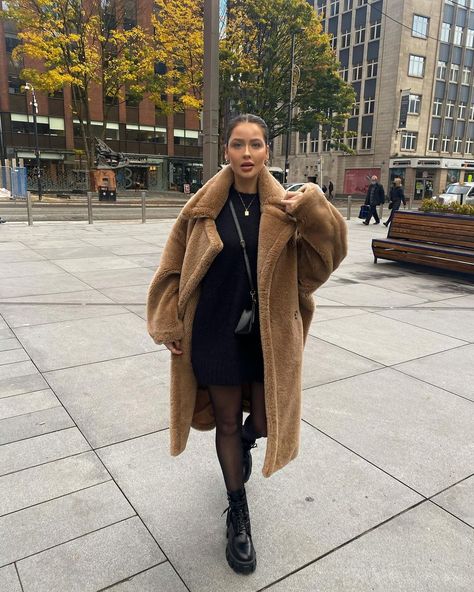 Naomi Genes on Instagram: “Sushi date 🐻” Sushi Date Outfit, Naomi Genes, London Outfit Ideas, Teddy Coat Outfit, M Signature, Wednesday Outfit, Sushi Date, London Outfit, Coat Outfit