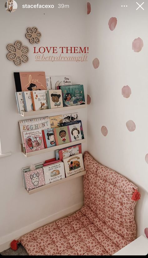 Toddler Reading Shelf, Montessori Bedroom Wall Decor, Cot And Bed Shared Room, Reading Nook Accent Wall, Toddler Reading Nook Girl, Toddler Library Corner, Kids Living Room Play Area, Reading Corner Girls Bedroom, Toddler Bedroom Reading Corner