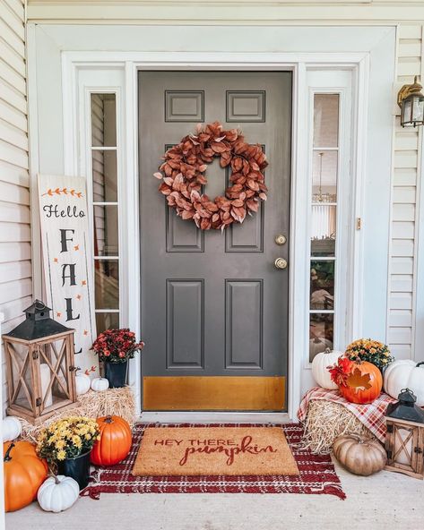 22+ Creative Fall Front Porch Decor Ideas (2024 Trends) - DrExplains Fall Hay Bale Decor, Front Door Fall Decor Ideas, Small Front Porch Fall Decor, Fall Outdoor Decor Porch, Small Porch Ideas, Porch Fall Decor, Fall Front Door Decor, Fall Front Porch Decor Ideas, Fall Front Porch Ideas