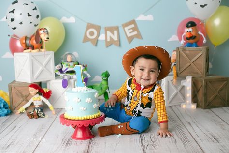 Toy Story One Year Photoshoot, Toy Story Pictures Ideas, Toy Story 2nd Birthday Picture Ideas, Toy Story Smash Cake Ideas, Toy Story Cake Smash Photography, Toy Story Photoshoot Ideas, Toy Story Cake Smash Photos, Toy Story Toddler Photoshoot, Toy Story Smash Cake 2nd Birthday