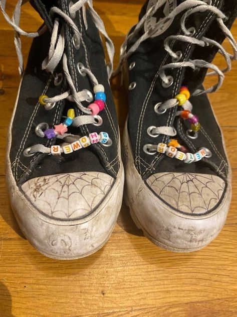 Drawing On Converse Grunge, Drawn On Converse, Converse Aesthetic Grunge, Spiderman Converse, Drawing On Converse, Doodle Shoes, Diy Converse, Personalized Converse, Sharpie Shoes