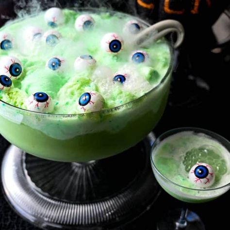 This Bubbly Witches Brew is a fun Halloween punch recipe that is as fun to drink as it is to serve! You can even add dry ice for a spooky effect. Halloween Food Dishes, Punch Halloween, Halloween Party Punch, Halloween Punch Recipes, Lime Sherbet, Halloween Punch, Herbst Bucket List, Halloween Dishes, Party Punch