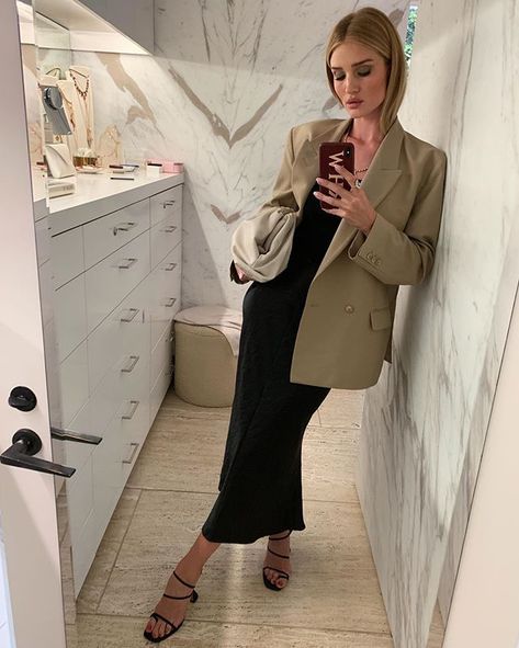 How Rosie Huntington-Whiteley is inspiring us to buy a beige blazer this summer- HarpersBAZAARUK Beige Blazer Outfit, Rosie Huntington Whiteley Style, Minimalist Fashion Outfits, Rosie Hw, Stile Casual Chic, Beige Blazer, Rosie Huntington, It Bag, Populaire Outfits