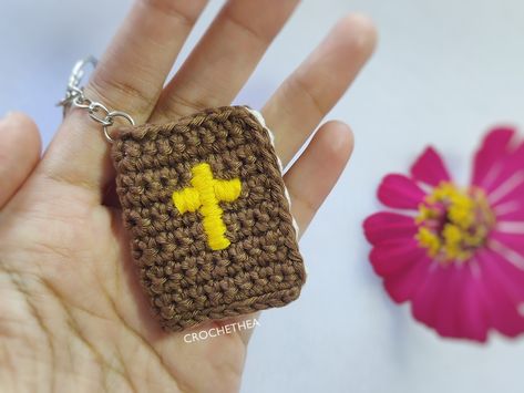 Crochet Chicks, Bible Key, Bible Keychain, Crochet Keyring Free Pattern, Crochet Tags, Small Crochet Gifts, Crochet Pattern Tutorial, Crochet Keychain Pattern, Crochet Easy