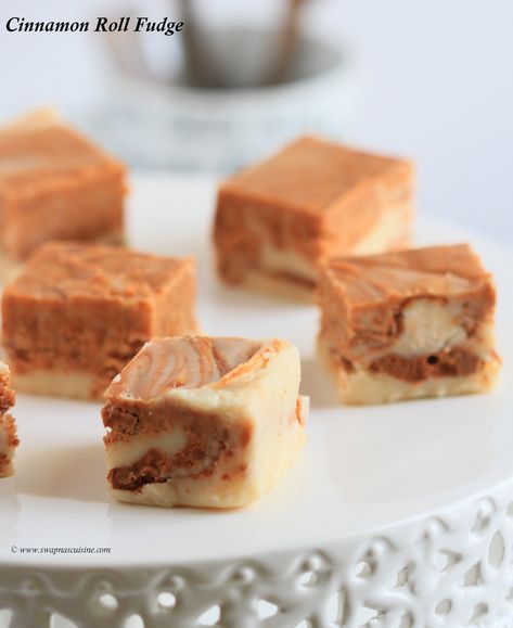 White chocolate fudge recipe Cinnamon Fudge Recipe, Cinnamon Fudge, Gift Ideas Chocolate, Chocolate Christmas Gift, White Chocolate Fudge Recipes, Fudge Christmas, Homemade Cinnamon Roll, Candy Brownies, Chocolate Fudge Recipe