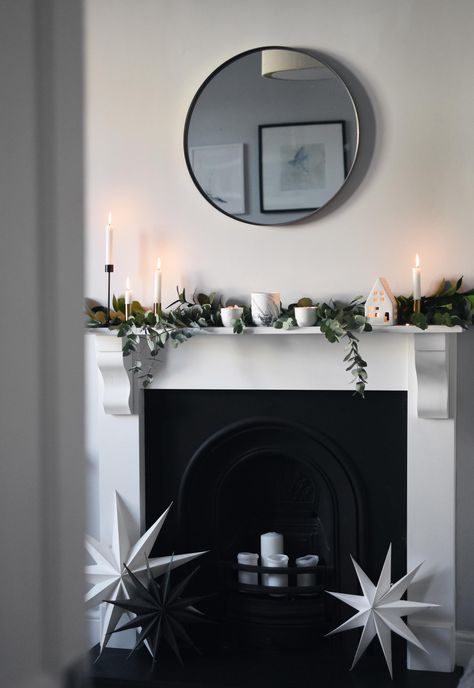 Simple Christmas decorating ideas using paper stars | These Four Walls blog Minimalist Fireplace, Christmas Styling, Minimalist Christmas Decor, Christmas Apartment, Apartment Decoration, Minimal Christmas, Modern Christmas Decor, Scandi Christmas, Diy Tree