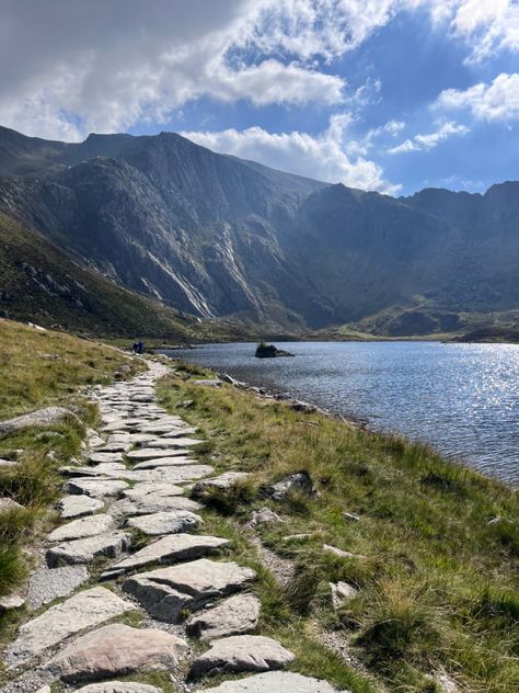 #travel #snowdonia #mountains #hike #hiking #hikingadventures #summer #uk #placestovisit #placestotravel #uktravel Snowdonia Aesthetic, European Hikes, Scotland Hikes, Uk Hikes, Uk Mountains, Snowdonia Mountain, Mountain Hiking Aesthetic, Hiking Uk, Hike Aesthetic