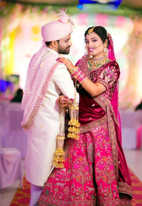 Couple Wedding Dress Indian Hindu, Hindu Wedding Photos, Marriage Poses, Wedding Photography India, Indian Wedding Pictures, Haldi Ceremony Outfit, Indian Bride Poses, Indian Bride Photography Poses, Bride Photos Poses