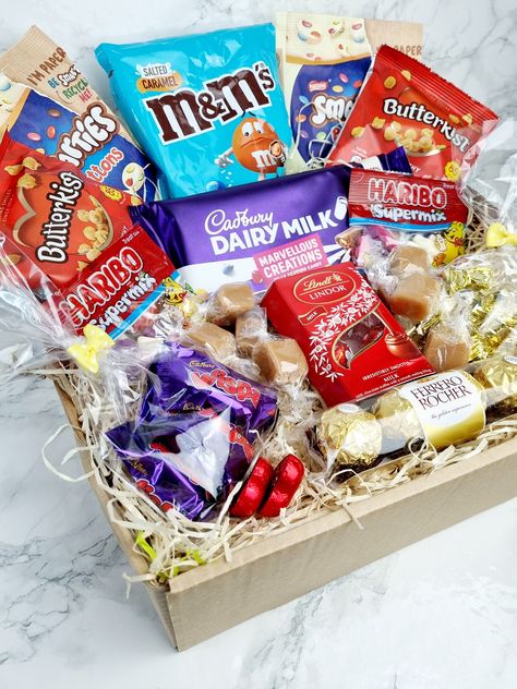 Food Hamper Ideas Gift, Snacks Gift Box Ideas, Snack Box Gift Ideas, Snack Hampers Idea, Snacks Hamper Ideas, Food Hamper Ideas, Snack Basket Ideas, Snack Hampers, Hampers Snack