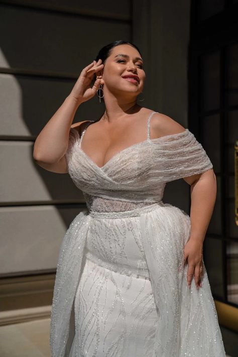 Elegant Luxury: Extraordinary Plus-Size Wedding Set with 'Godet' Silhouette Lace Dress and Royal Satin Train! – Marelli Exclusive Royal Themed Wedding Dress, Nikah Attire, Bridal Lace Gown, Plus Size Lace Wedding Dress, Wedding Garments, Wedding Dress With Detachable Skirt, Dress With Detachable Skirt, Plus Size Gown, Plus Wedding Dresses