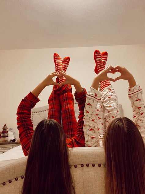 Christmas Matching Pajamas Sisters, Cute Best Friend Christmas Pictures, Christmas Pajamas Aesthetic Matching, Christmas Mother Daughter Pictures, Christmas Pictures To Recreate, Christmas Birthday Party Aesthetic, Christmas Pyjamas Friends, Family Pj Christmas Pictures Photo Ideas, Matching Pajamas Best Friends