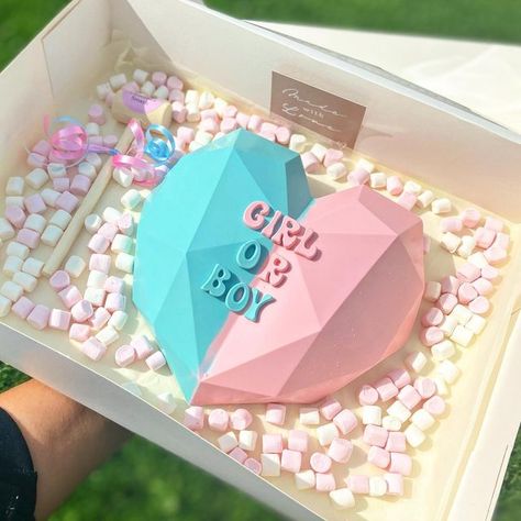 Breakable Chocolate Heart Gender Reveal, Breakable Heart Gender Reveal, Gender Reveal Chocolate Heart, Chocolate Gender Reveal Cake, Piñata Gender Reveal, Gender Reveal Dessert Ideas, Gender Reveal Sweets, Baby Reveal Ideas Announcement, Intimate Gender Reveal Ideas