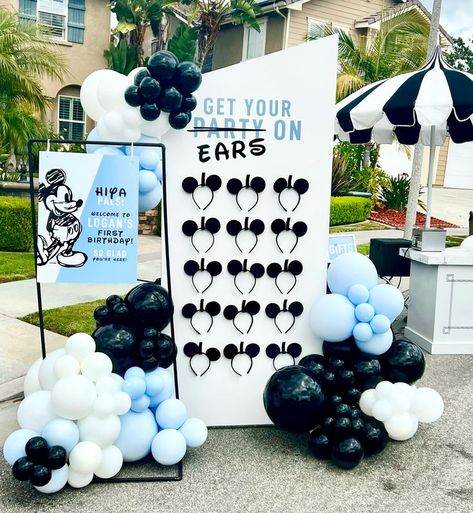 Mickey Backdrop, Mickey Mouse Backdrop, Mickey Mouse Birthday Theme, Décoration Baby Shower, Mickey Mouse Birthday Decorations, Mickey First Birthday, Mickey 1st Birthdays, Mickey Mouse Themed Birthday Party, Mickey Mouse First Birthday