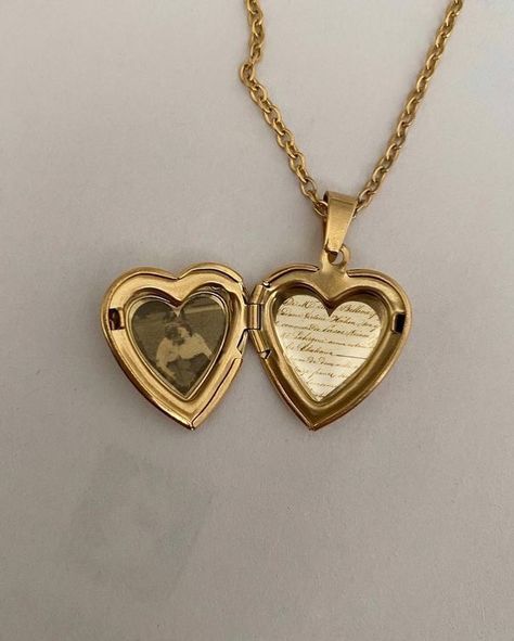 !!!<333 Jewlerie Aesthetic Gold, Bijoux Aesthetic, Christmas Gift Ideas For Girlfriend, Jewellery For Wedding, Gold Jewelry Aesthetic, Golden Accessories, Heart Jewellery, Necklace Locket, Picture Necklace