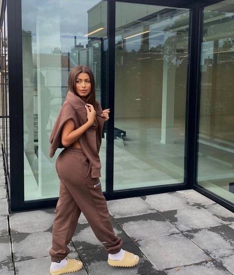 Tan Tracksuit Outfit, Yeezy Resin Slides Outfit, Brown Yeezy Slides Outfit, Travel Tracksuit, Brown Sweatpants Outfits, Toronto Outfits, Sweatsuit Outfits Women, Tracksuit Outfit Women, Yeezy Slides Outfit