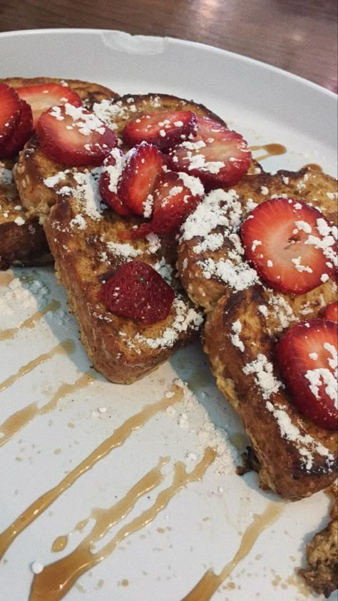 french toast with strawberries French Toast And Strawberries, French Toast Aesthetic, Emma Food, French Toast With Strawberries, Toast With Strawberries, Foods Aesthetic, Healthy French Toast, Strawberry French Toast, Bakery Foods