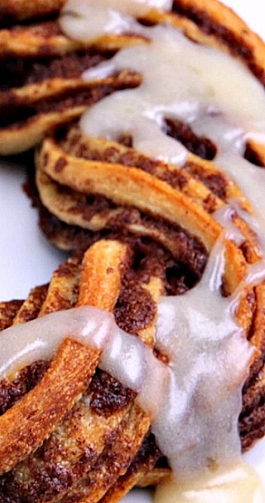 Cinnamon Roll Wreath Wreath Cinnamon Rolls, Cinnamon Roll Wreath Christmas, Cinnamon Roll Wreath, Baking Pics, Cinnamon Wreath, Wreath Recipe, Roll Wreath, Homesteading Recipes, Small Bites Appetizers