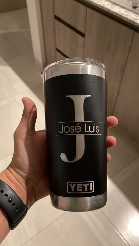 Vaso Yeti, Engraved Yeti, Cup Decorating, Gift Box For Men, Custom Starbucks Cup, Laser Engraved Ideas, Creative Gifts For Boyfriend, Yeti Cup, Custom Tumbler Cups