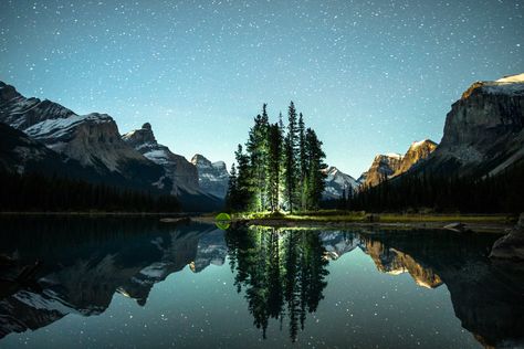 Using Instagram for business is key to success for pro photographer Chris Burkhard. Learn how he nurtured and grew his now-famous Instagram account. Chris Burkard Photography, Chris Burkard, Best Landscape Photography, Maligne Lake, Fall Shoot, Surfer Magazine, Landscape Photography Tips, Kunst Inspiration, Adventure Photographer