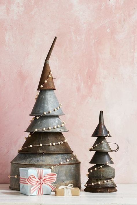 Industrial Christmas, Unique Tree Toppers, Country Christmas Trees, Homemade Christmas Decorations, Alternative Christmas, Rustic Ornaments, Alternative Christmas Tree, Christmas Centerpieces Diy, Navidad Diy