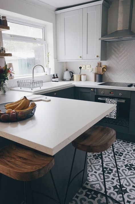 possible kitchen layout. Two tone cabinets, drop in oven and cooktop, open shelves beside window. Also like herringbone tile and gold accents Dapur Rustic, White Wood Kitchens, Layout Kitchen, Interior Dapur, Kabinet Dapur, Dark Kitchen, Classic Kitchen, Kitchen Table Settings, Grey Cabinets