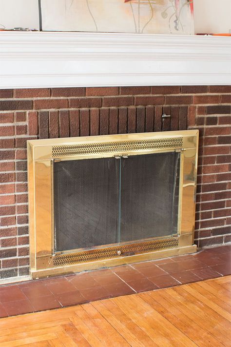 Want an easy fireplace update? Learn how to spray paint that brass insert with this full DIY tutorial! #FireplaceUpdate #HomeImprovement Diy Fireplace Insert, Brass Fireplace Makeover, Gold Fireplace Screen, Painting Fireplace, Brass Paint, Painting Doors, White Wash Brick Fireplace, Brass Fireplace Screen, Fireplace Door