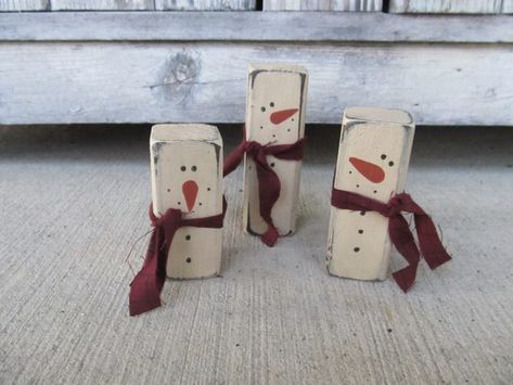 2x2 Christmas Wood Projects, Christmas Blocks Wooden Diy, 2x4 Christmas Crafts, Jenga Crafts, Primitive Snowmen Wooden, Snowman Ideas, Snowman Art, Snowman Crafts Diy, Wooden Snowmen