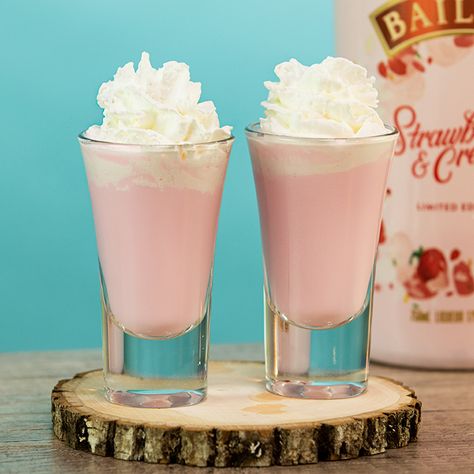 Strawberry Shortcake Shot, Strawberry Shortcake Shooters, Shortcake Shooters, Strawberry Shots, Shots Alcohol Recipes, Cake Vodka, Strawberry Shortcake Cheesecake, Alcoholic Punch Recipes, Liquor Shots